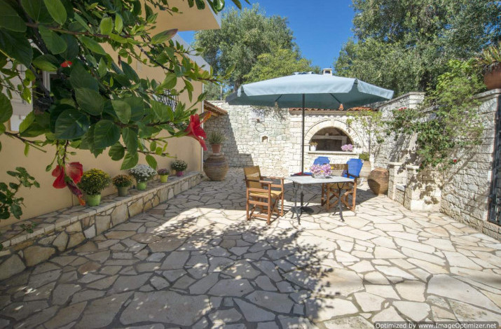 Dina’s Cottage, Loggos 