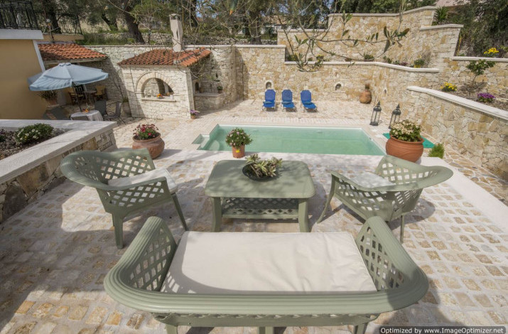 Dina’s Cottage, Loggos