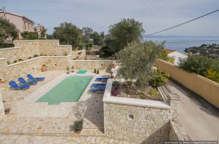 Dina’s Cottage, Loggos