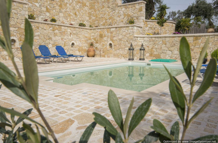Dina’s Cottage, Loggos