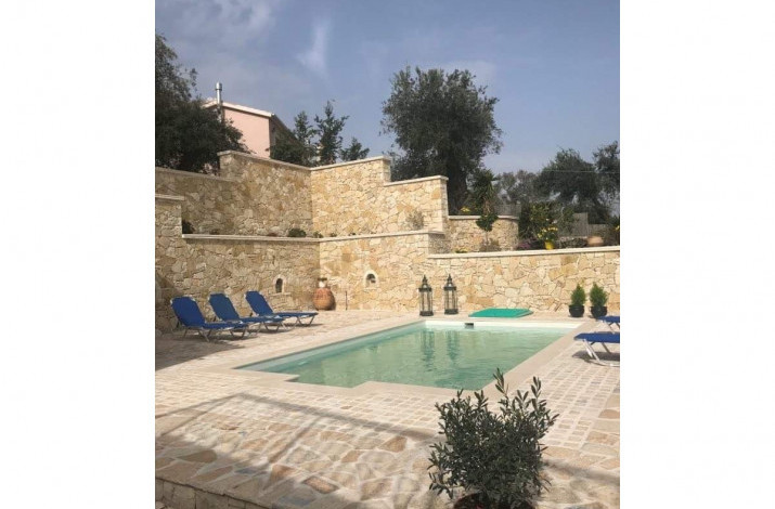 Dina’s Cottage, Loggos